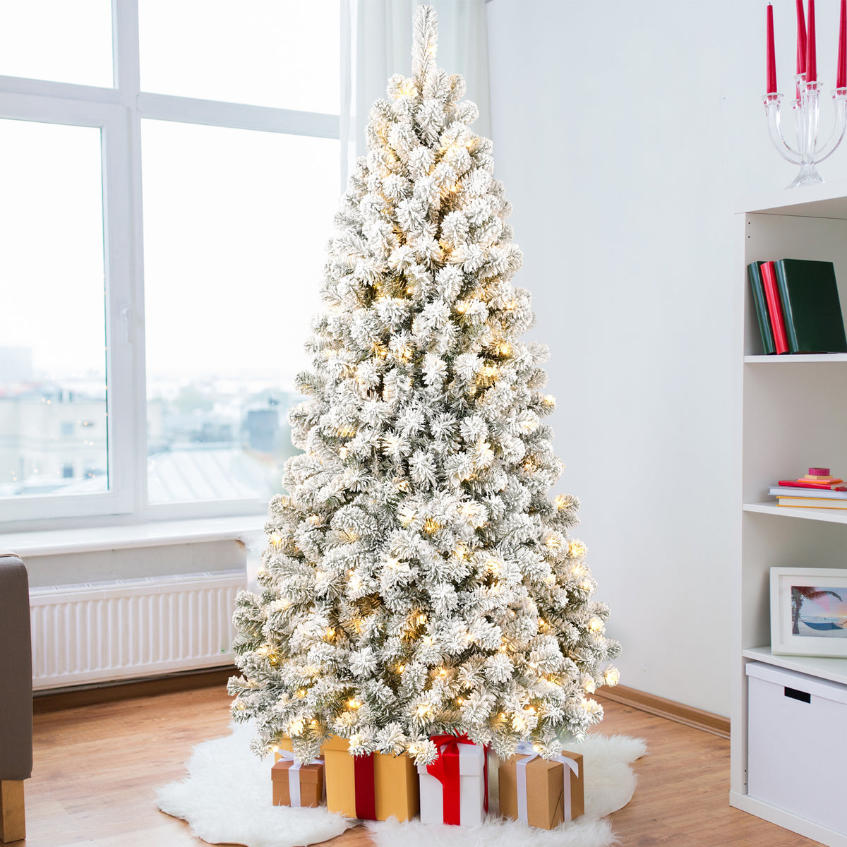 6FT Pre-lit Flocked Christmas Tree with 760 Memory Wire Tips – Effortlessly Fluffed, Perfectly Shaped, and Lit with 300 Warm  Incandescent Lights Bringing Lasting Elegance and Wase to Your Holiday